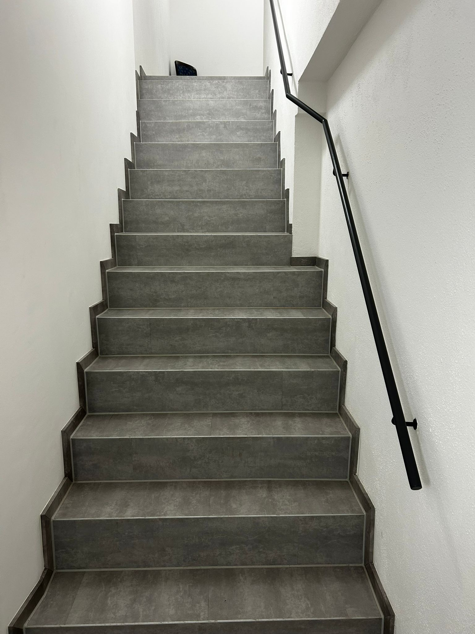 Treppenrenovierung mit Vinyl in Betonoptik