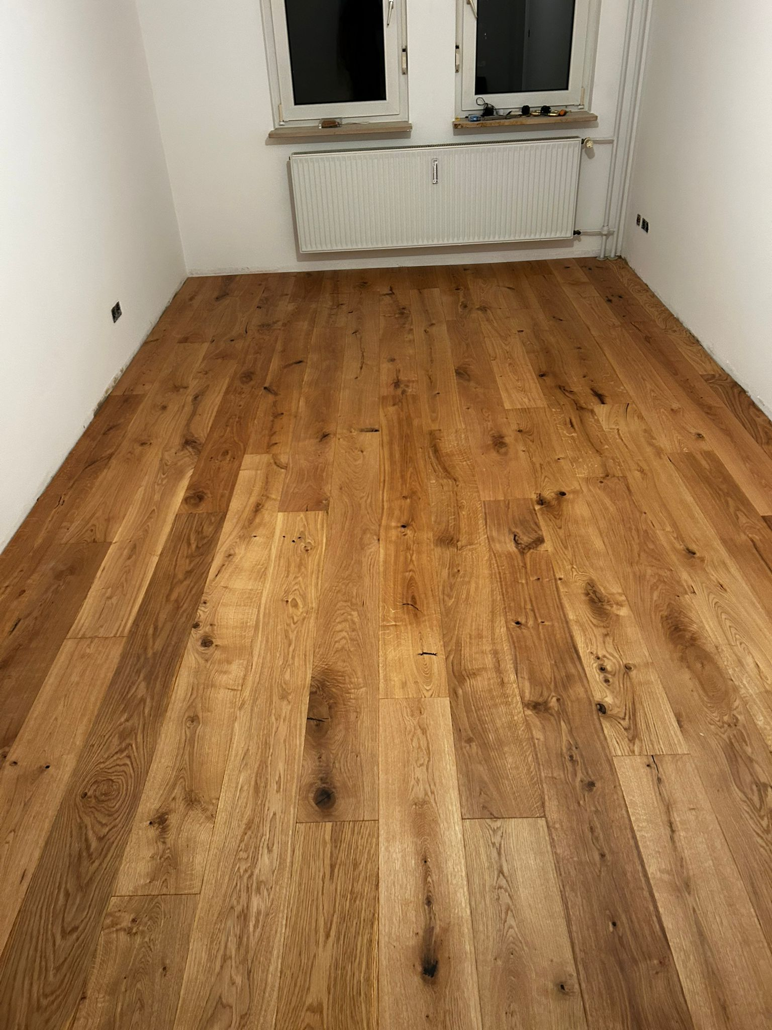 Rustikaler Eichenparkett mit natürlicher Maserung